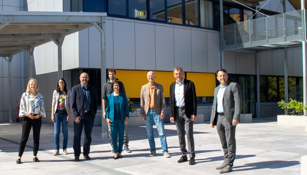 (V.l.n.r.) Bildungsstadträtin Elisabeth Mayr, IIG-Projektleiterin Nicol Jenewein, Hans-Peter Markart (Schulleiter der MS), IIG-Techniker Philipp Nagele, Ingeborg Ritzer (Schulleiterin der MMS), Werner Leithmayer (Amtsvorstand für „Schule und Bildung“), Bürgermeister Georg Willi und IIG-Geschäftsführer, Franz Danler freuen sich über die strahlende, neue Außenfläche.