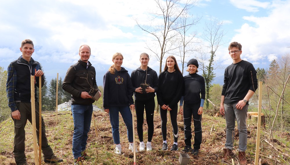 Florian Jäger (Referatsleiter für Wald und Almen, l.) und Vizebürgermeister Johannes Anzengruber pflanzten gemeinsam mit SchülerInnen des BRG Adolf-Pichler-Platz klimafitte Bäume.