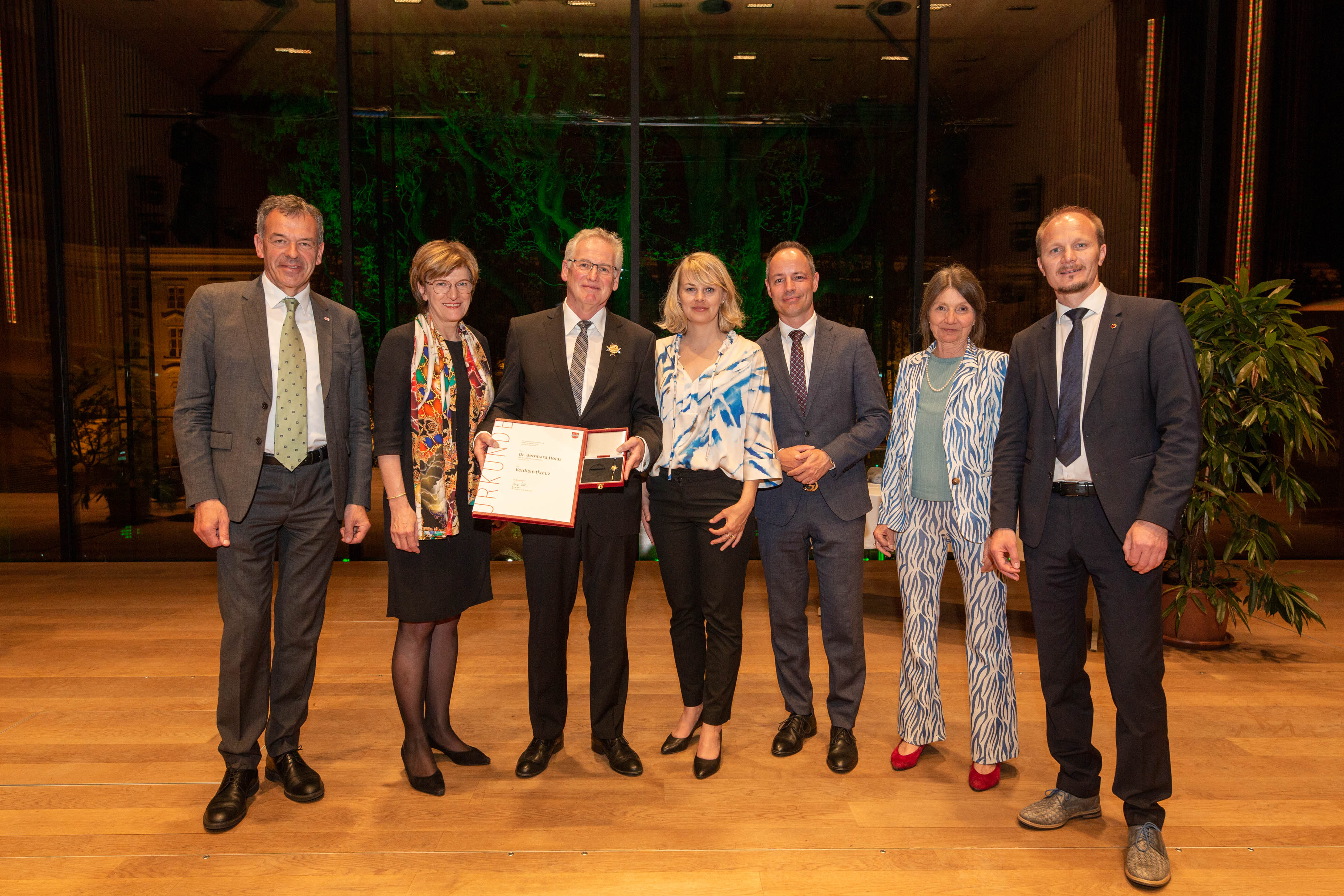 Magistratsdirektor a.D. Bernhard Holas (2.v.l.) wurde mit dem Verdienstkreuz der Stadt Innsbruck im Beisein von Bürgermeister Georg Willi (l.), Stadträtin Christine Oppitz-Plörer (2.v.l.), Stadträtin Elisabeth Mayr (M.), Vizebürgermeister Markus Lassenberger (3.v.r.), Stadträtin Uschi Schwarzl und Vizebürgermeister Johannes Anzengruber ausgezeichnet.