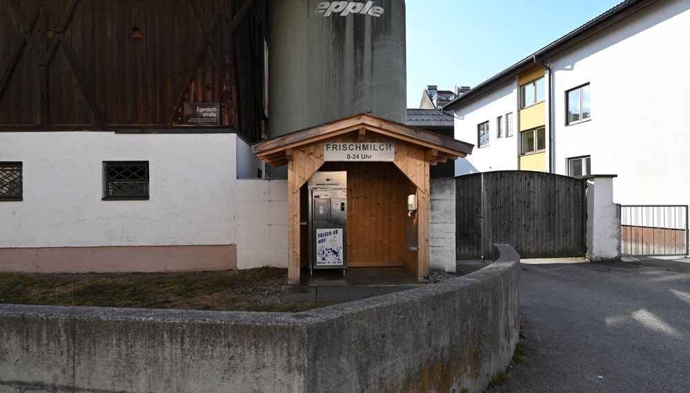 Der Milchautomat beim Stamserhof in der Egerdachstraße, wo man rund um die Uhr frische Milch erwerben kann.