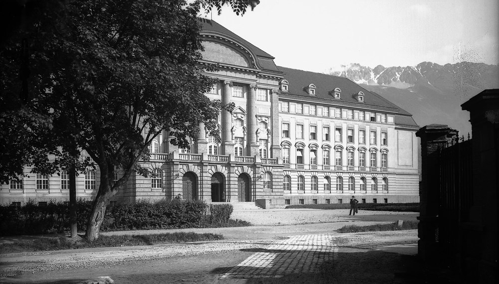 Blick auf die neue Universität am Innrain, 1914.
