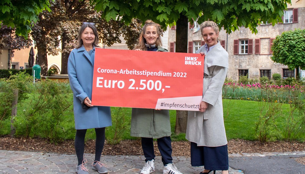 Kulturstadträtin Uschi Schwarzl (l.) und Kulturamtsleiterin Isabelle Brandauer (r.) überreichten Künstlerin Nicole Weniger – stellvertretend für alle StipendiatInnen – eines der insgesamt 25 Corona-Arbeitsstipendien.