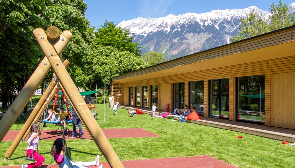 Der Kindergarten Schützenstraße besticht durch seine nachhaltige Holzbauweise und die Photovoltaikanlage auf der begrünten Dachfläche.