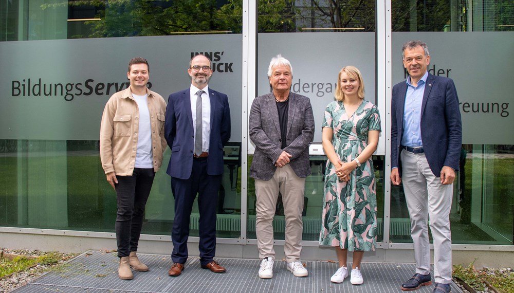 Bürgermeister Georg Willi (r.) folgte gemeinsam mit Bildungsstadträtin Elisabeth Mayr und deren Vorgänger Ernst Pechlaner (M.) der Einladung von Koordinator Daniel Bonora-Burgstaller (l.) zum Tag der Offenen Tür der Bildungsservicestelle im BFI Tirol unter der Geschäftsführung von Othmar Tamerl (2.v.l.).