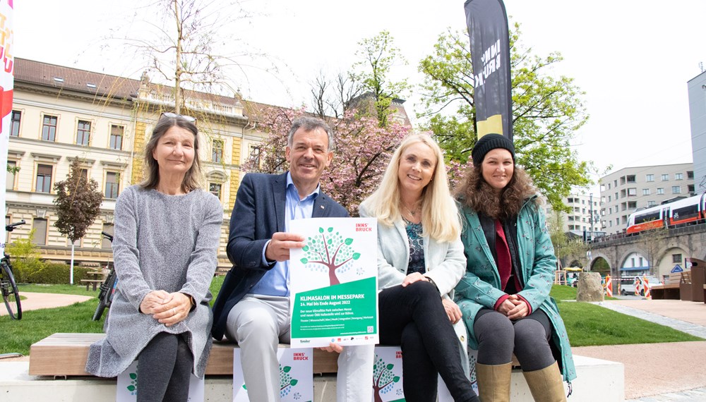 Bühne frei für den Klimasalon im neuen Messepark. Darauf freuen sich (v.l.) Stadrätin Uschi Schwarzl, Bürgermeister Georg Willi, Elisabeth Meze (Geschäftsstelle BürgerInnenbeteiligung) und Daniela Oberrauch (Innsbruck Marketing GmbH).
