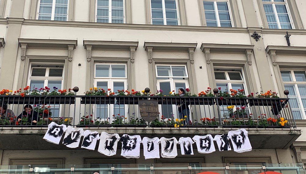 Eine Kunstaktion am Balkon des Rathauses macht im Mai auf Menschenrechte, Migration und Nationalismus aufmerksam.