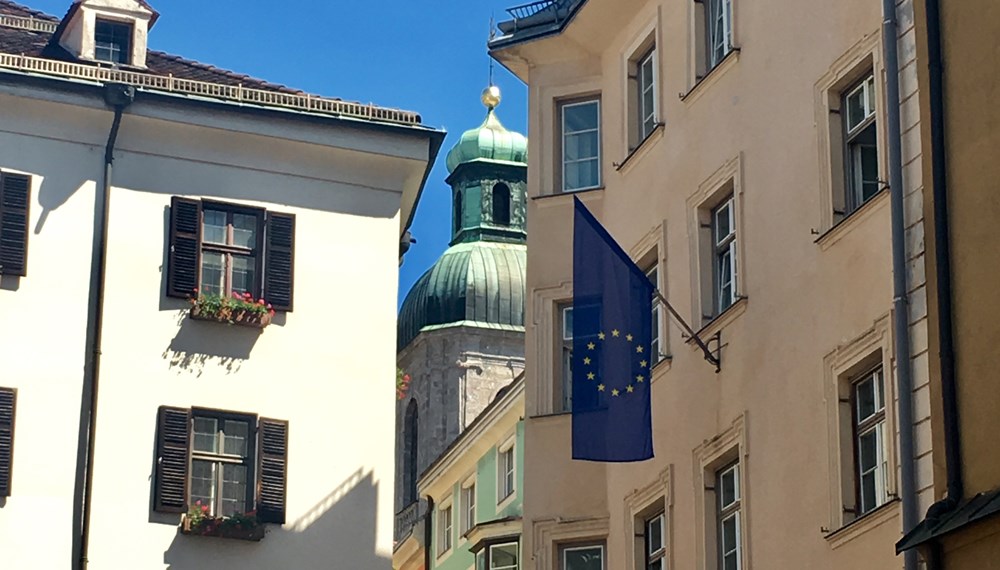 Anlässlich des Europatages am 9. Mai wehen an diesem Tag in ganz Innsbruck die Europafahnen.