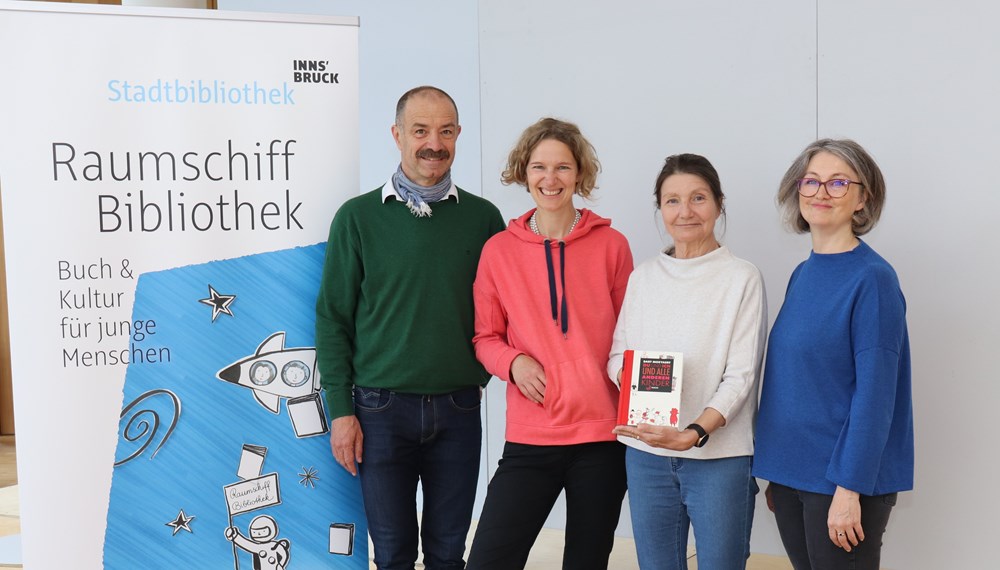 Die Reihe „Raumschiff Bibliothek“ bringt Kindern und Jugendlichen Literatur näher: „Das Buch von Niete“ wurde eigens für die Stadtbibliothek als Theaterstück inszeniert. Im Bild die SchauspielerInnen Anne Clausen (2. v.l.) und Nik Neureiter mit Stadträtin Uschi Schwarzl (2. v.r.) und Veronika Knapp (Stadtbibliothek).