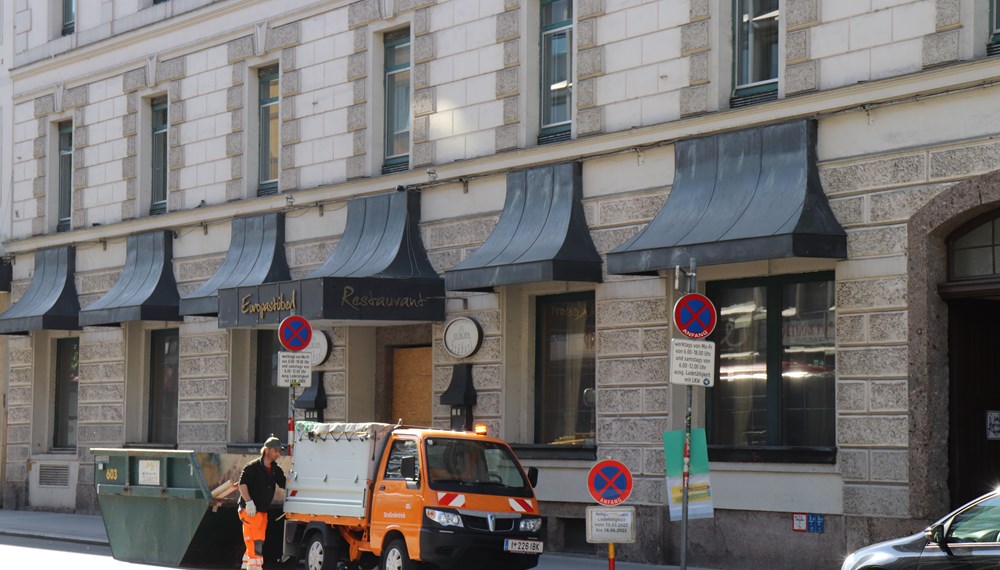 Mitarbeiter des Innsbrucker Straßenbetriebs unterstützen dabei, das Hotel Europa als Anlaufstelle umzufunktionieren.