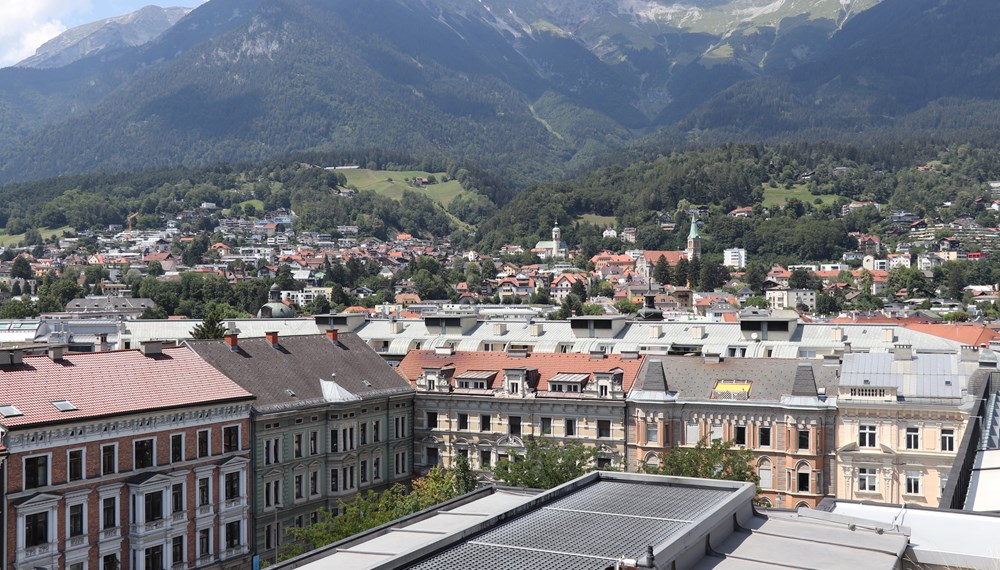Im Juli beschließt das Land Tirol höhere Maximalsätze für die Freizeitwohnsitz- und Leerstandsabgabe, entsprechend der in den letzten Jahren gestiegenen Wohnungspreise.