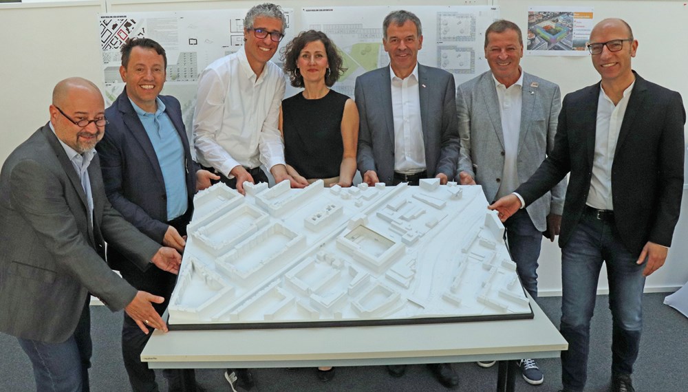Martin Unterholzner (IIG), IIG-GF Franz Danler, das ArchitektInnenduo Markus Malin und Eva López, Bürgermeister Georg Willi, GR Helmut Buchacher und Stadtplaner Wolfgang Andexlinger (v.l.n.r.) präsentieren das Siegermodell für die Neugestaltung des Schlachthofblocks.