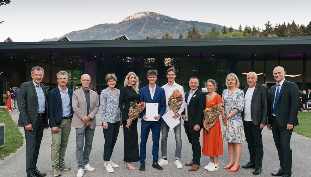 Die diesjährige SportlerInnenehrung fand in feierlichem Rahmen im Congresspark Igls statt. V.l.n.r.: Bürgermeister Georg Willi, Paul Schlierenzauer, Toni Innauer, Stadträtin Christine Oppitz-Plörer, Manuel Fettner mit Begleitung, Gregor Schlierenzauer, Wolfgang Kindl mit Begleitung, Sportstadträtin Elisabeth Mayr, Vorsitzender des Sportausschusses, Gemeinderat Kurt Wallasch, und Sportamtsleiter Romuald Niescher