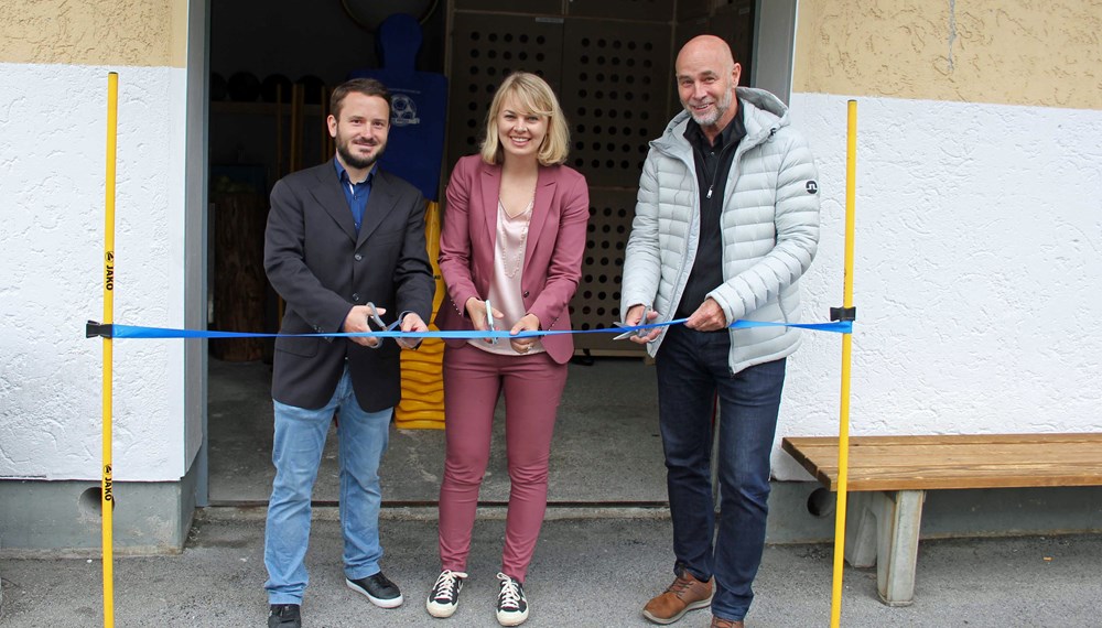 Sportstadträtin Elisabeth Mayr freute sich, gemeinsam mit Sportamtsleiter Romuald Niescher (r.) und Urban Steiner, Obmann des SK Wilten, die neuen Räumlichkeiten einzuweihen.