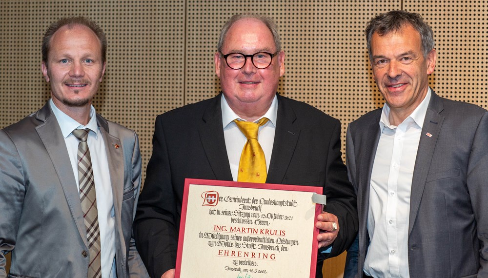 Für seine außerordentlichen Dienste für die Stadt Innsbruck wurde dem ehemaligen Stadtrat Martin Krulis (M.) der Ehrenring von Bürgermeister Georg Willi (r.) und Vizebürgermeister Johannes Anzengruber verliehen.