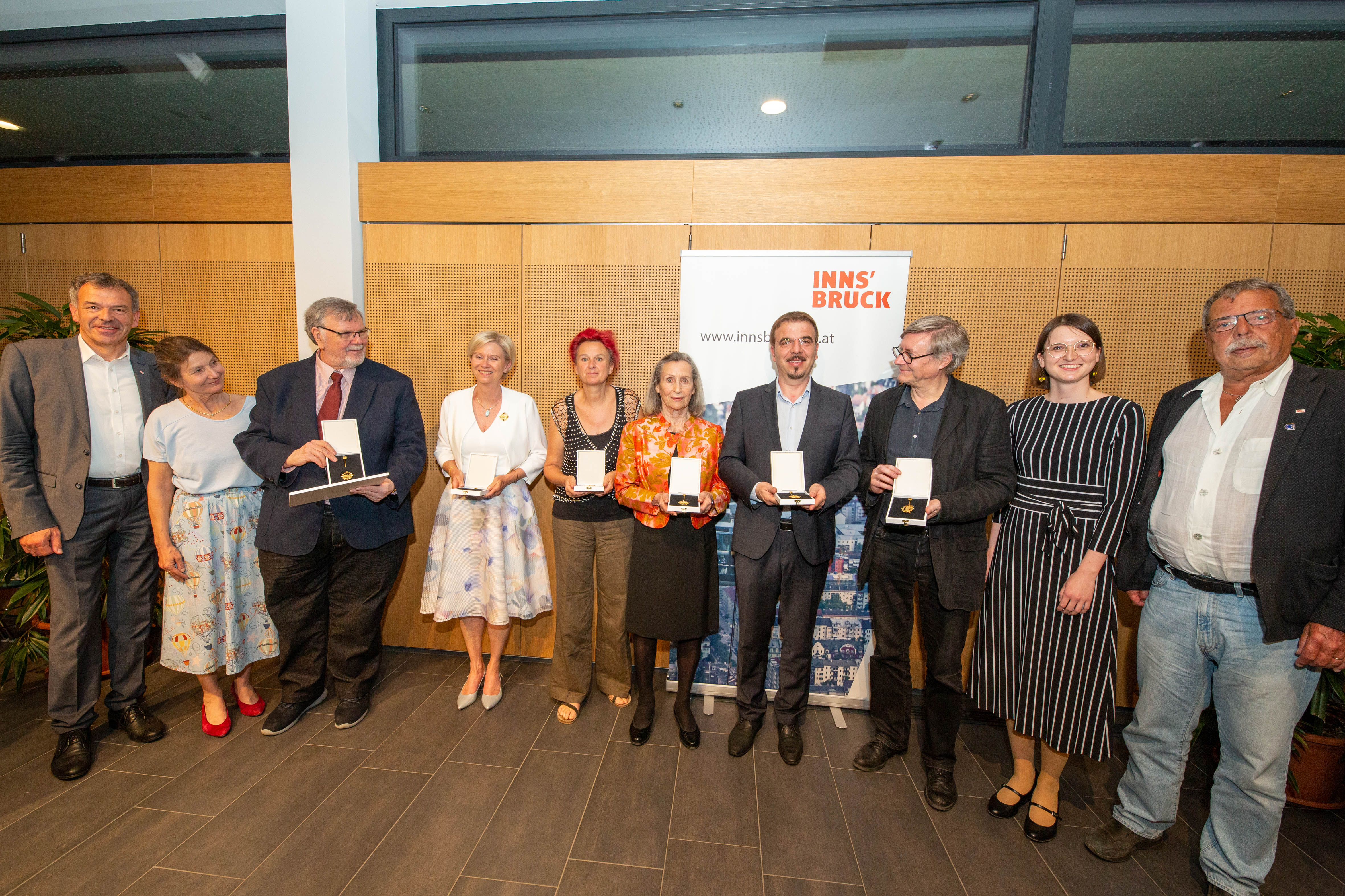Bürgermeister Georg Willi (l.), Kulturstadträtin Uschi Schwarzl (2.v.l.), GRin Theresa Ringler (2.v.r.) und GR Gerhard Fritz (r.) gratulierten den Ausgezeichneten (v.l.n.r.) Rupert Larl, Rita Gasser, Monika Abendstein, Herlinde Molling, Zekirija Sejdini und Kurt Estermann.