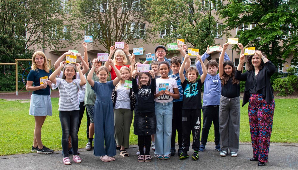 Sowohl die Kinder der vierten Klasse der Volksschule Hötting West als auch Klassenlehrerin und Schulleitung-Stellvertreterin Elisabeth Wilhelmy-Weiss (hinten l.), Bildungsstadträtin Elisabeth Mayr (hinten M.), Christian Yeti Beirer von der Kunstwerkstatt (hinten M.) und Gabriele Wild vom Literaturhaus am Inn sind vom Projekt begeistert.