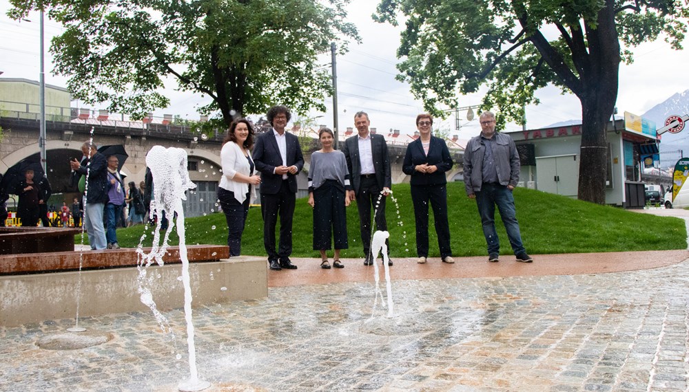 Freuen sich über die Eröffnung des Messeparks und die Inbetriebnahme des neuen Wasserspiels (v.l.): Landeshauptmann-Stellvertreterin Ingrid Felipe, Thomas Pühringer (IKB-Vorstand), Stadträtin Uschi Schwarzl, Bürgermeister Georg Willi, Theresia Vogel (Geschäftsführerin, Klima- und Energiefonds) sowie Manfred Kleidorfer (Universität Innsbruck, Bereich Umwelttechnik).