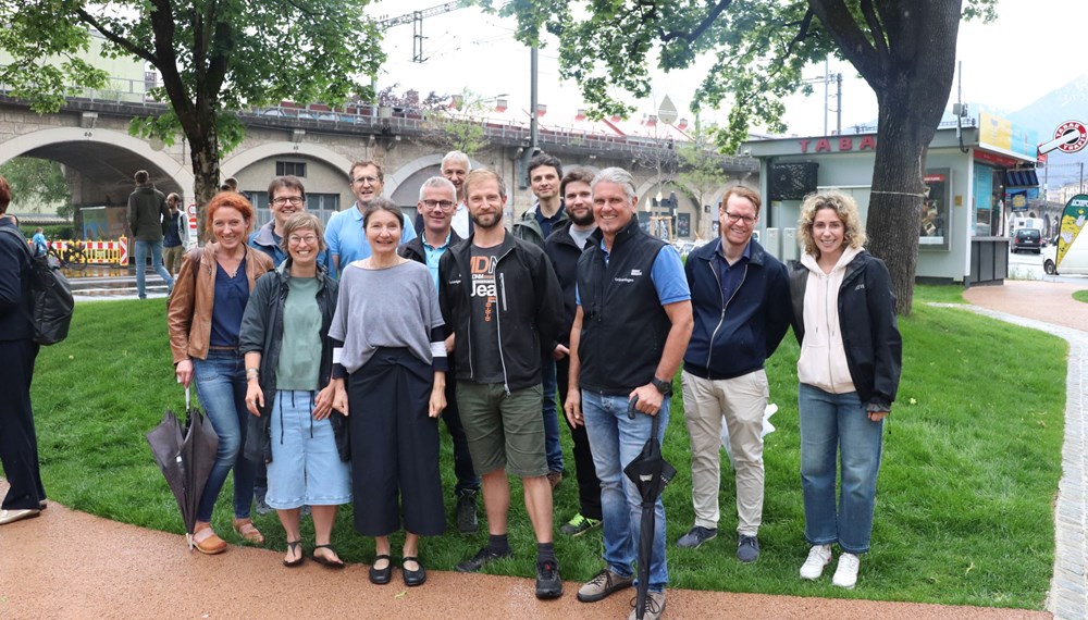 MitarbeiterInnen der Stadt Innsbruck sorgten für die optimale Umsetzung des Projektes cool-INN, freut sich die ressortzuständige Stadträtin Uschi Schwarzl (vorne, 3.v.l.).
