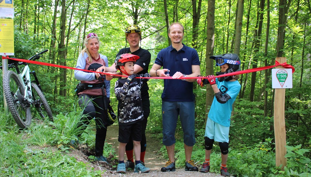 Vergangenes Wochenende wurde der Stadtwaldtrail auf der Nordkette offiziell eröffnet (v.l.): Tanja Messner (Downhill Verein Tirol), Patrick Meraner (MTB Innsbruck) mit Vizebürgermeister Johannes Anzengruber und zwei jungen Nachwuchsfahrern.