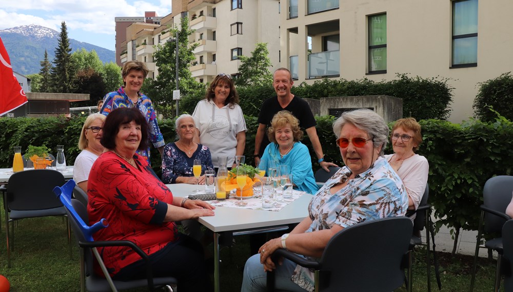 Einen feinen Grillnachmittag genießen die SeniorInnen mit Stadträtin Christine Oppitz-Plörer, Christine Kurz (Leitung Sozialservice ISD) und Stefan Hetzenauer (Leitung Seniorenwohnanlage O3).