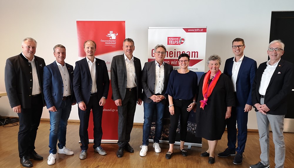 Vollversammlung der Landesgruppe Tirol des österreichischen Städtebundes in Telfs: v.l. Bürgermeister Stefan Weirather (Imst), Gemeinderat Christoph Kaufmann (Innsbruck), Vizebürgermeister Johannes Anzengruber (Innsbruck), Bürgermeister Georg Willi (Innsbruck), Bürgermeister Martin Krumschnabel (Kufstein), Vizebürgermeisterin Julia Schmid (Hall), Gemeinderätin Silvia Schaller (Telfs), Bürgermeister Christian Härting (Telfs), Bürgermeister Herbert Mayr (Landeck)