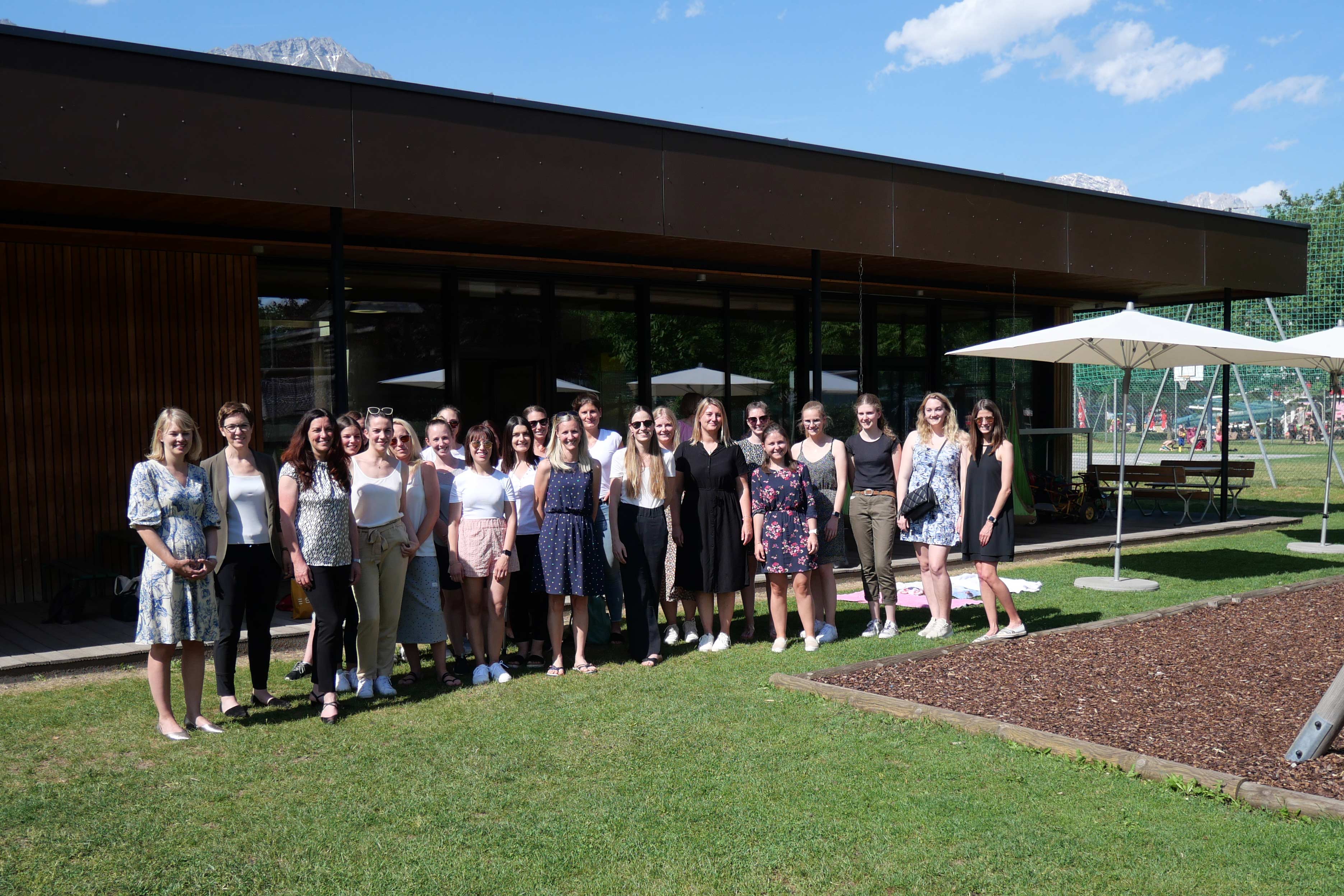 Freuen sich über eine lehrreiche Exkursion: v.l. Stadträtin Mag.a Elisabeth Mayr, Vizerektorin KPH Edith Stein MMag.a Maria Kalcsics, Prof.in Barbara Benoist-Kosler, MA von der PHT mit 22 Studentinnen.