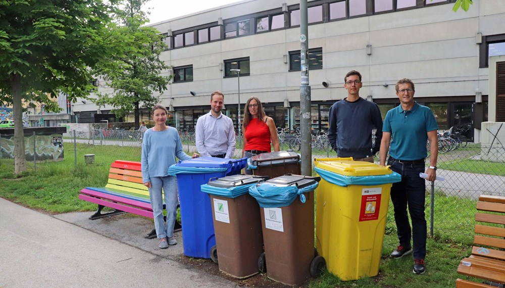 Durch die Trennung der Wertstoffe werden bei der Entsorgung auch Kosten gespart: Umweltstadträtin Uschi Schwarzl, Dustin Klüger und Margit Hueber (IKB), Moritz Ammann (Mobilität und Umwelt) und Thomas Klingler (Amt Grünanlagen, v.l.) präsentierten das neue Mülltrenn-System an 17 Standorten am Innufer.