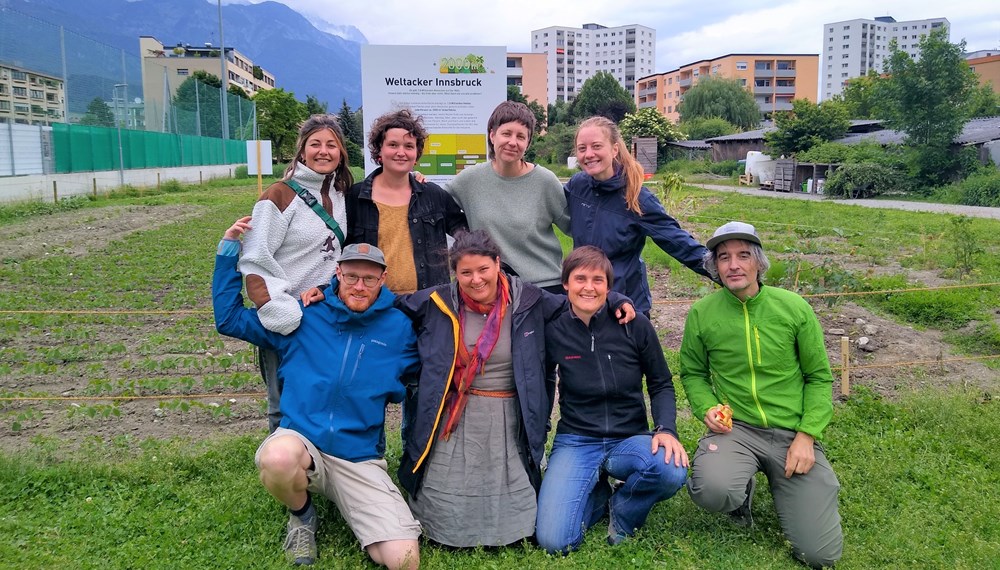 Das Team von „feld:schafft“ freut sich über alle Interessierten, die sich den fairen Anbau aus nächster Nähe anschauen wollen.