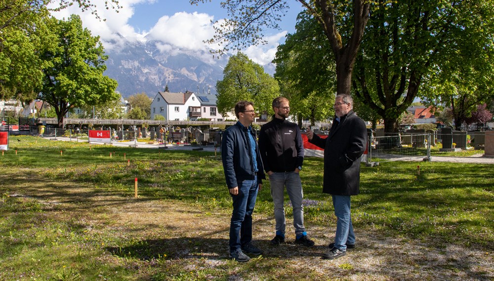 Markus Pinter (Referent Grünanlagen – Planung und Bau), Ricardo Leuschel (Grünanlagen – Planung und Bau) und Alexander Legniti (Referent Friedhöfe; von links) haben den Garten des Friedens gemeinsam geplant.