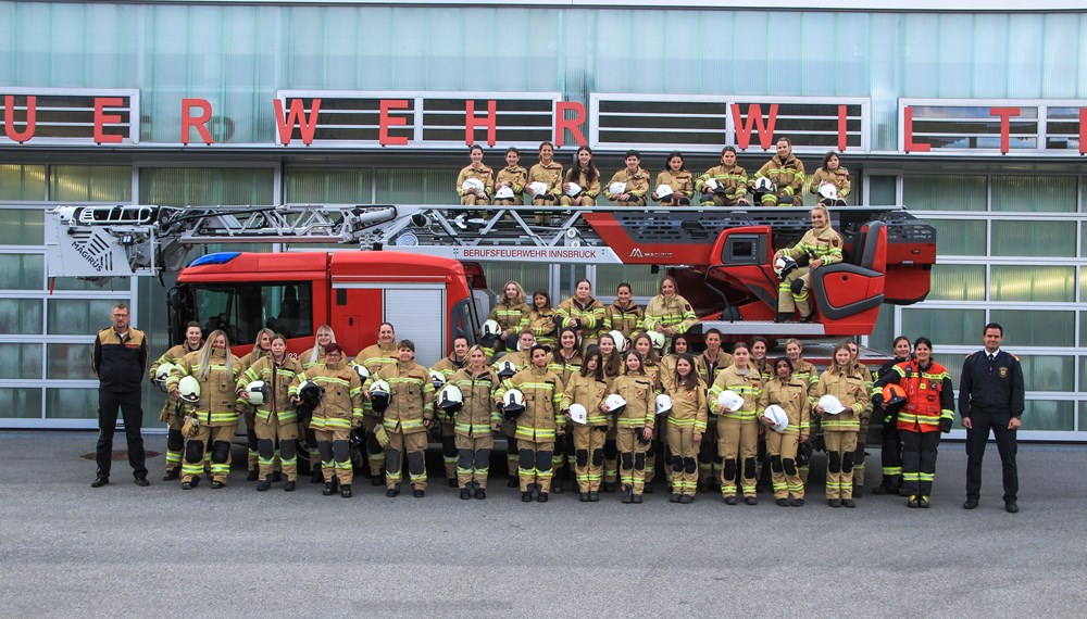 Ein Großteil der Frauen und Mädchen der Feuerwehr Innsbruck mit Bezirksfeuerwehrkommandant Albert Pfeifhofer und Branddirektor Mag. (FH) Helmut Hager. Das Foto wurde Mitte Mai 2022 vor der Wache Wilten aufgenommen.