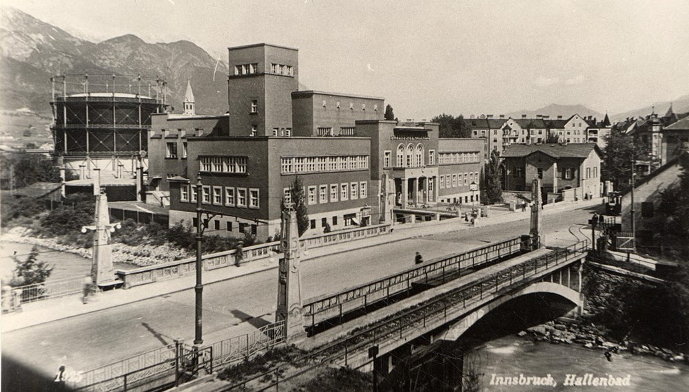 Gaswerkbrücke mit Hallenbad und Gaswerk im Hintergrund um 1930.