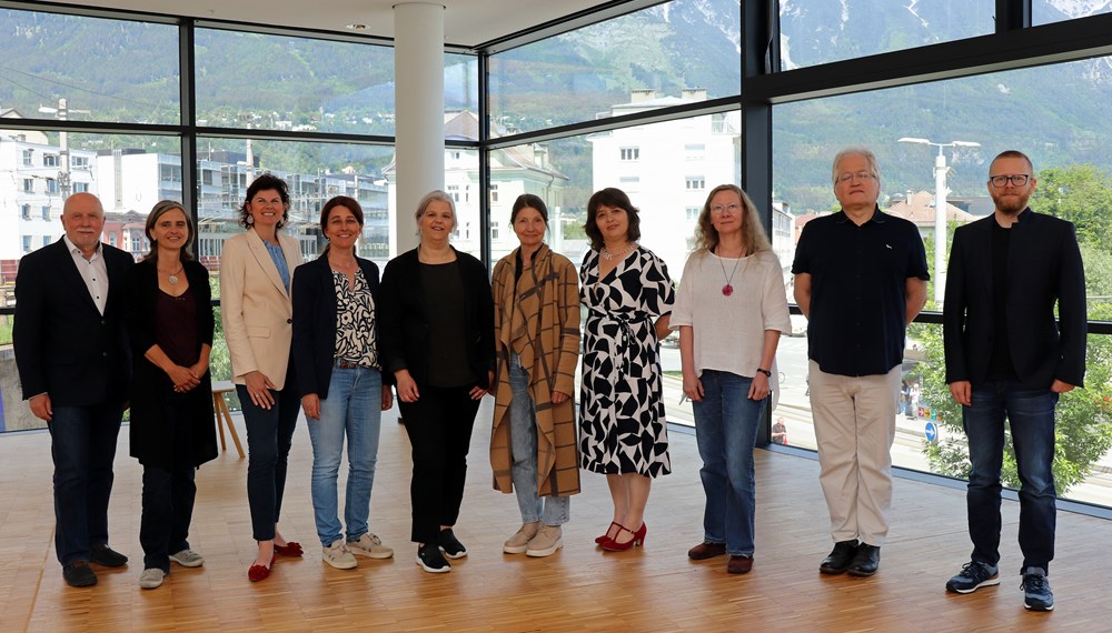 Kulturstadträtin Uschi Schwarzl (5.v.r.) und die Leiterin der Stadtbibliothek Innsbruck, Christina Krenmayr (5.v.l.), mit VertreterInnen des Büchereiverbandes Österreich.
