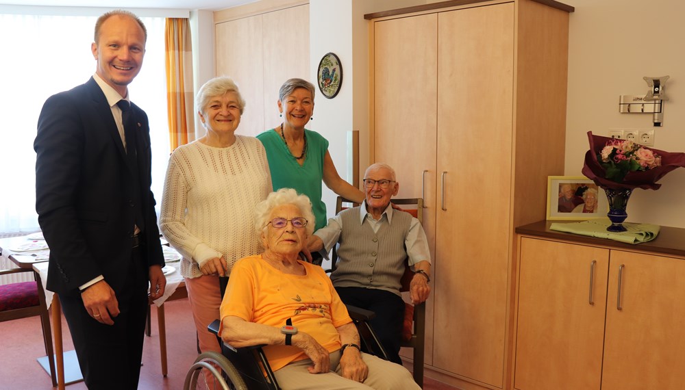 Vizebürgermeister Johannes Anzengruber gratuliert dem Ehepaar Johanna und Ferdinand Jenewein zum 70. Hochzeitstag. Auch die Töchter Elisabeth Rainalter und Brigitte Tomasini freuen sich.