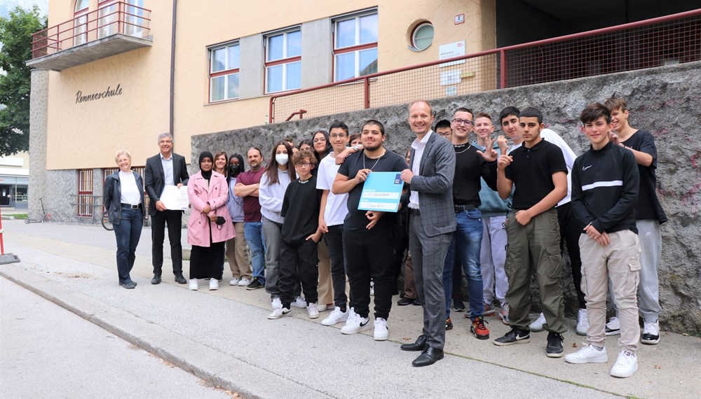 Die erfolgreiche 4a-Klasse der MS Gabelsbergerstraße freute sich mit dem Leiter des Kriminalreferates Christoph Kirchmair vom Stadtpolizeikommando (ganz links) und Vizebürgermeister Johannes Anzengruber (Mitte) über die Auszeichnung.