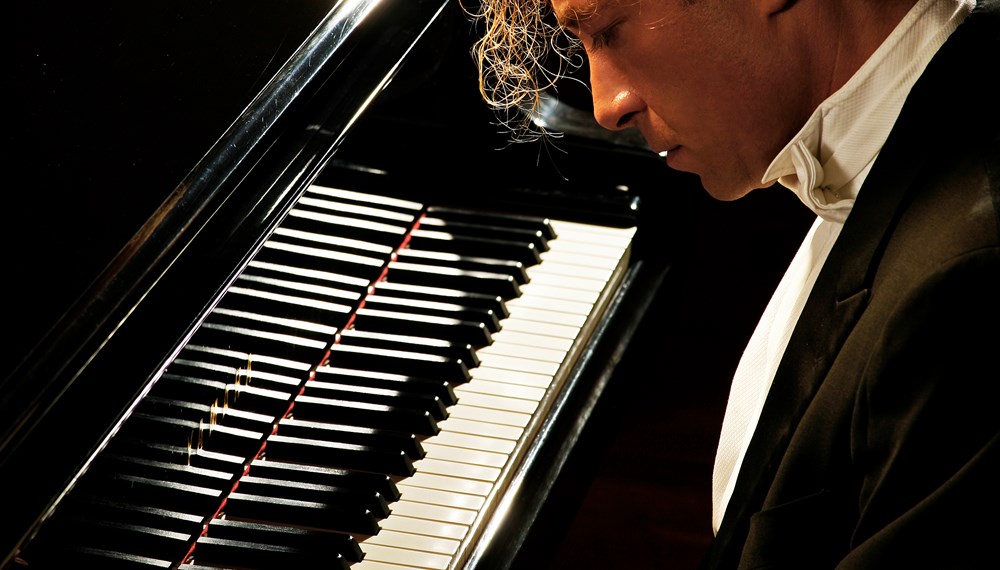 Der italienische Starpianist Paolo Restani interpretiert Liszt, Chopin und Debussy.