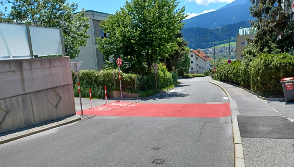 Roter Teppich in Kranebitten: An der Kreuzungsstelle Klammstraße – Kranebitterbodenweg entschärft ab sofort diese rote Markierung die Gefahrenstelle.