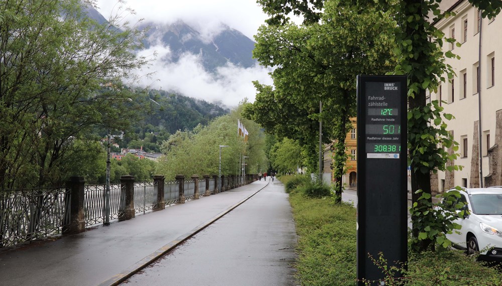 Die Radzählstelle bei der Ottoburg an einem Regentag: Von Jänner bis Mai verzeichnete Innsbruck eine über 20-prozentige Steigerung an RadfahrerInnen im Vergleich zum Vorjahr.