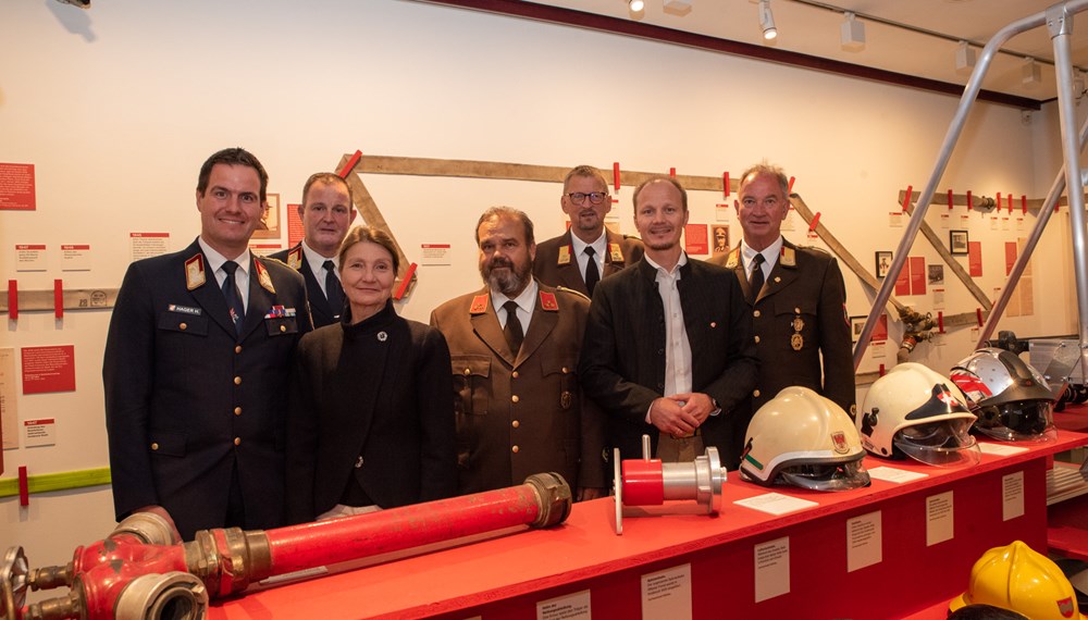 Die Ausstellung „Mit vollem Einsatz“ ist eröffnet (von links): Branddirektor Helmut Hager, Branddirektor-Stv. Hans Zimmermann, Stadträtin Uschi Schwarzl, HBI Manfred Liebentritt (Leiter Feuerwehrgeschichte beim LFV Tirol), Bezirksfeuerwehrkommandant Albert Pfeifhofer, Vizebürgermeister Johannes Anzengruber und Landesbranddirektor Peter Hölzl.
