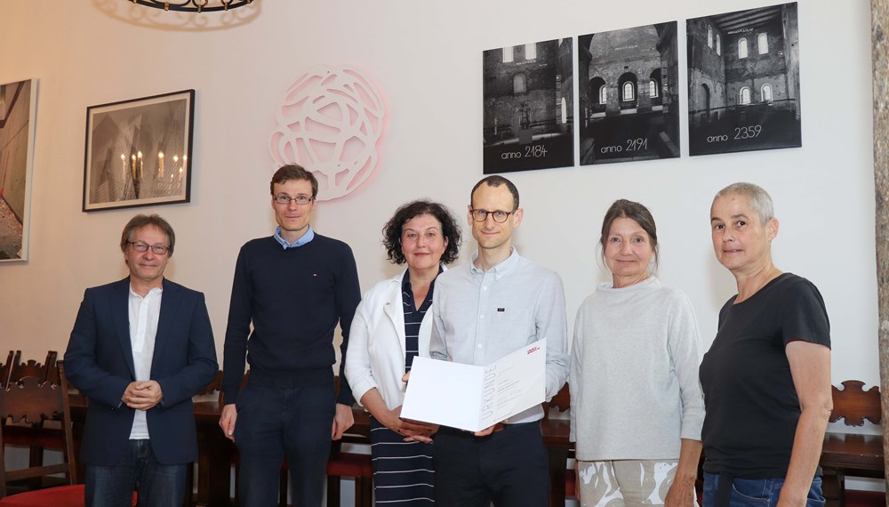 Im Gedenken an die Opfer des NS-Regimes: Lucas Norer wurde für sein Projekt „Pausenzeichen“ mit den „gedenk_potenzialen 2023“ ausgezeichnet. Kulturstadträtin Uschi Schwarzl (2. v.r.), GRin Irene Heisz (3. v.l.), die Jurymitglieder Heidi Schleich (1. v.r.) und Horst Schreiber (1. v.l.) und Matthias Egger (Stadtarchiv/Stadtmuseum, 2. v.l.) gratulierten.