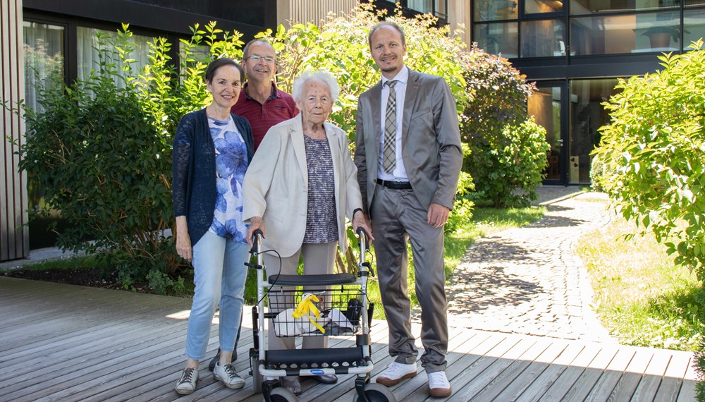 Pauline Zettinig zeigt Vizebürgermeister Johannes Anzengruber den Garten des WH Tivoli. Auch Tochter Elisabeth mit Ehemann Christian Salchner gratulieren zum 100. Geburtstag.