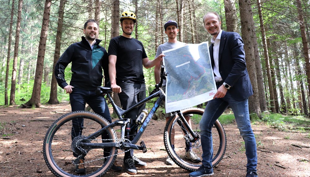 Spatenstich beim Hofwald-Trail: v.l. Tobias Obrist (Betriebsleiter-Stellvertreter, Österreichische Bundesforste), Patrick Meraner (Verein MTB Innsbruck), David Messner (Referat Natur und Erholung) und Vizebürgermeister Johannes Anzengruber.