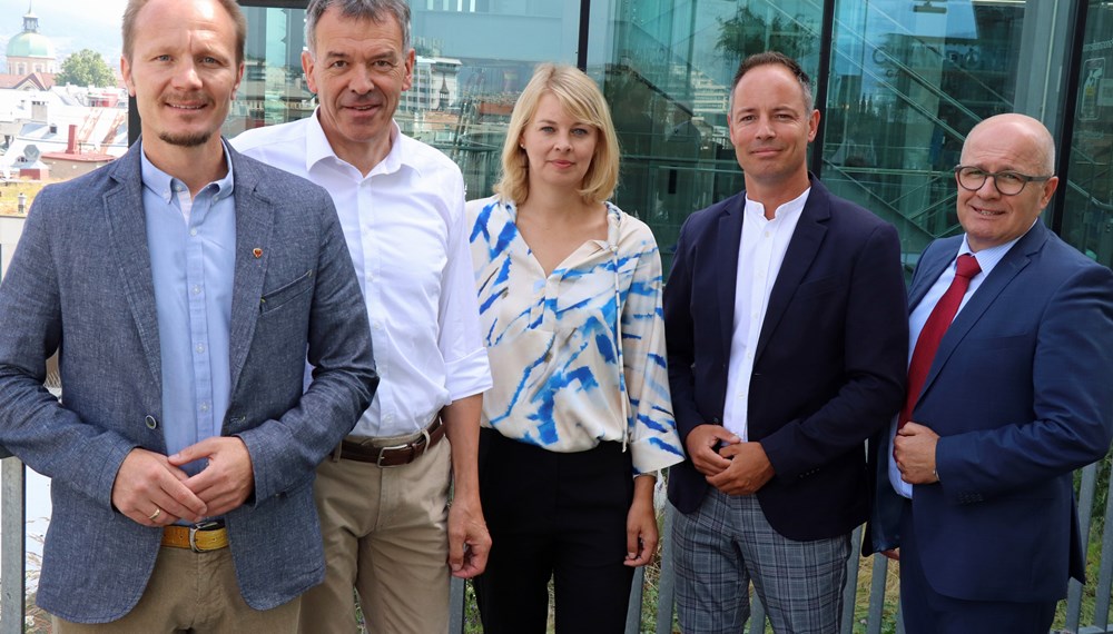 Gemeinsames Vorgehen beim Thema Teuerung: v.l. Vizebürgermeister Johannes Anzengruber, Bürgermeister Georg Willi, Stadträtin Elisabeth Mayr, Vizebürgermeister Markus Lassenberger, Gemeinderat Markus Stoll.