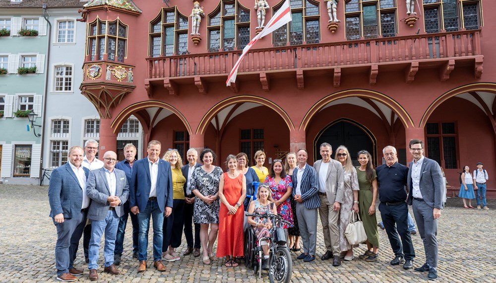 Partnerschaftlichen Besuch in Freiburg: Gruppenfoto von Innsbrucks Delegation mit Freiburgs Oberbürgermeister Martin Horn (1.v.r.)