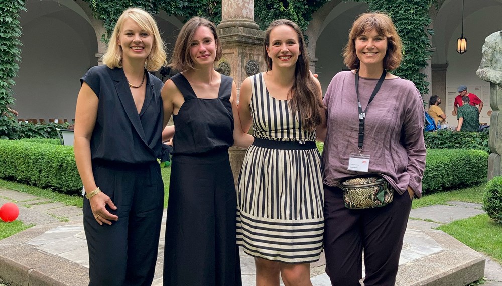 Der Dokumentarfotopreis „Korridor“ wurde erstmalig verliehen: Die Künstlerin Alisa Martynova (2. v.l.) mit (v.l.) Stadträtin Elisabeth Mayr, Rebecca Sandbichler (Chefredakteurin der Tiroler Straßenzeitung 20er) und Nicola Köfler (Stadtplanung, Stadtentwicklung und Integration) im Innenhof des Volkskunstmuseums.