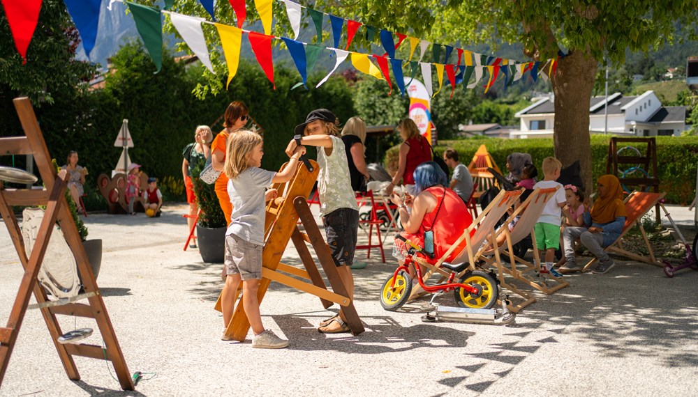 Ein buntes Programm für jeden Geschmack wartet beim Stadtteilfest in Pradl auf die Besucher und Besucherinnen - hier ein Eindruck aus der Höttinger Au.