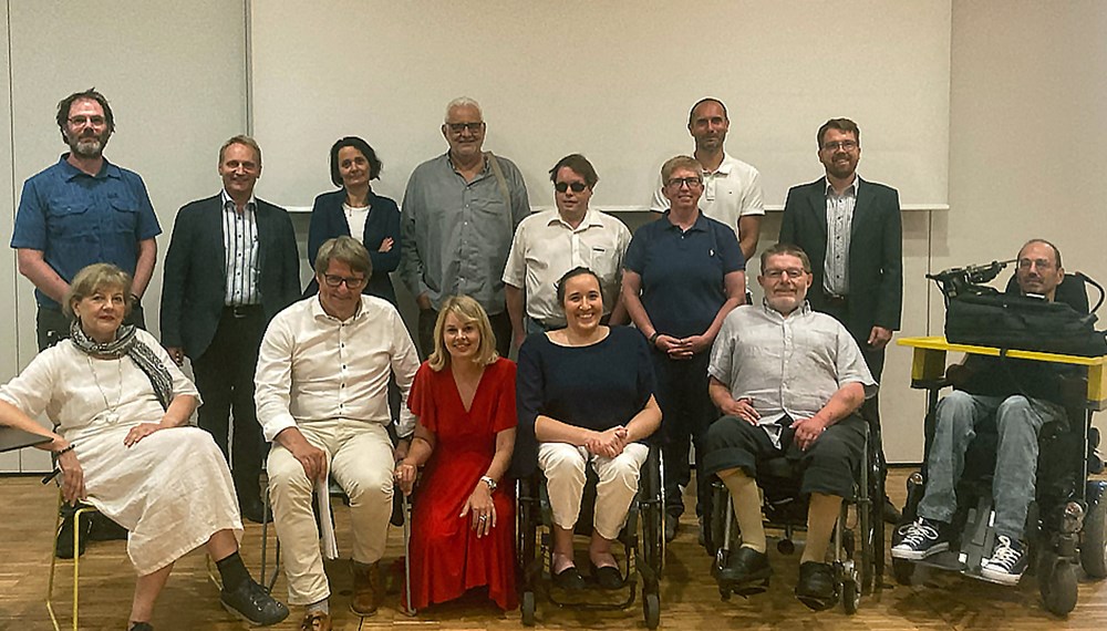 (v.l. sitzend): Monika Klenovec, Hannes Gschwentner GF-NHT, Elisabeth Mayr, Claudia Lösch, Joe A. Manser, Gerhard Nussbaum. (v.l. stehend städt. MitarbeiterInnen des BBR ):Wolf Grünzweig, Martin Exenberger, Carina Wallnöfer-Meisinger, BBR-Vorsitzender Werner Pfeifer, BBR-Vors. Stv. Michael Berger, Monika Mück-Egg (Obfrau Gehörlosenverband Tirol), Matthias Gerl von der IIG, Martin Morandell.