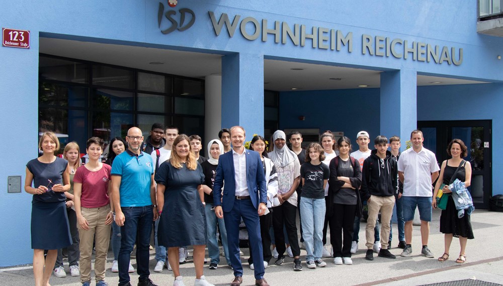 Heimleiterin Katharina Becke, Nina Walch und Philipp Schumacher vom Jugendrotkreuz freuen sich mit Jugendrotkreuz-Bezirksleiterin und Gemeinderätin Dagmar Klingler-Newesely und Vizebürgermeister Johannes Anzengruber über die „Briefe mit Herz“ der Schulklasse Pembaurstraße.