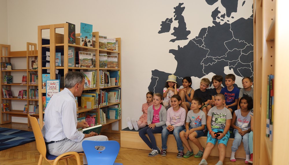 Einen Bücherei-Besuch der anderen Art erlebten die SchülerInnen der 2. Klasse, VS St. Nikolaus am 28. Juni: Bürgermeister Georg Willi las aus Christine Nöstlingers "Geschichten vom Franz". Die Kinder lauschten interessiert und beantworteten Fragen zu ihrem Schulalltag. Sogar Nasenbohren wie beim Franz war erlaubt. Ihre größte Freude sind jedoch die bevorstehenden Ferien. Die Volksschule St. Nikolaus feiert nächstes Jahr ihr 150-jähriges Bestehen.