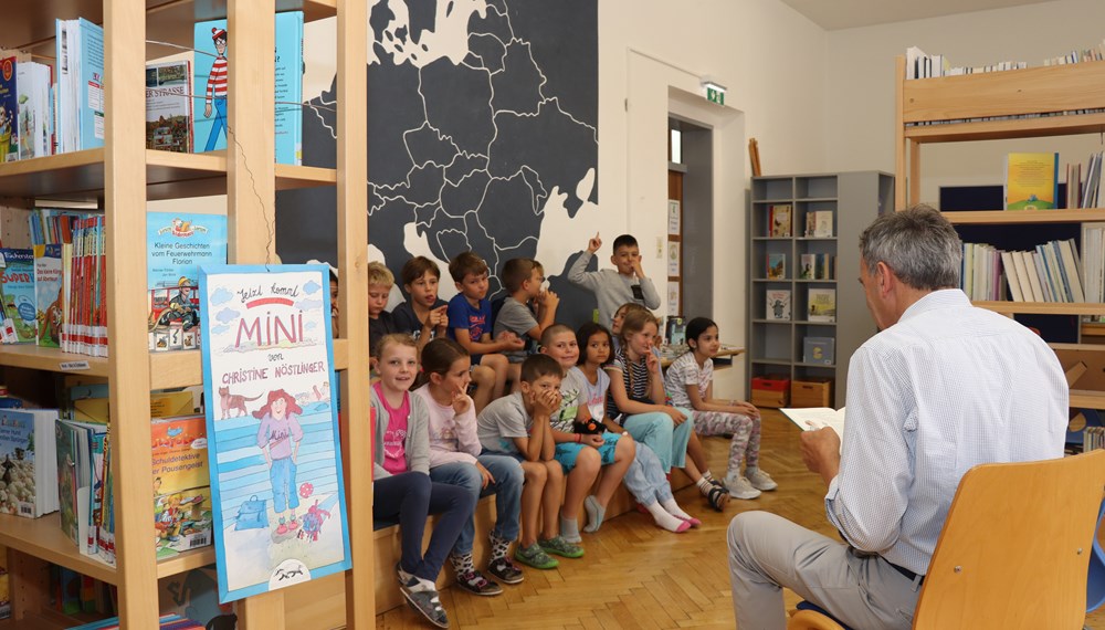 Einen Bücherei-Besuch der anderen Art erlebten die SchülerInnen der 2. Klasse, VS St. Nikolaus am 28. Juni: Bürgermeister Georg Willi las aus Christine Nöstlingers "Geschichten vom Franz". Die Kinder lauschten interessiert und beantworteten Fragen zu ihrem Schulalltag. Sogar Nasenbohren wie beim Franz war erlaubt. Ihre größte Freude sind jedoch die bevorstehenden Ferien. Die Volksschule St. Nikolaus feiert nächstes Jahr ihr 150-jähriges Bestehen.