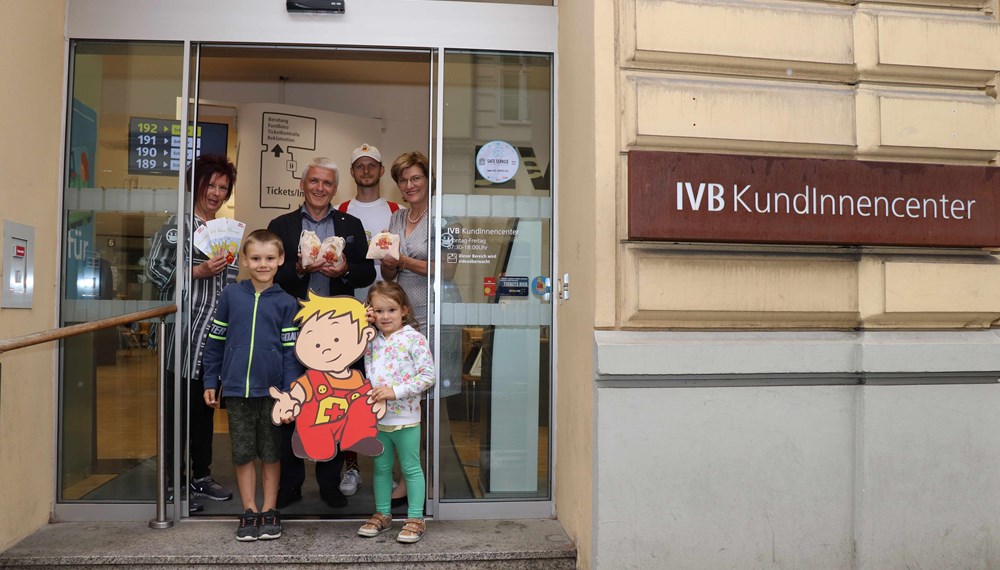 Die Innsbrucker Verkehrsbetriebe sind Partner des „Peterle-hilft“-Projektes. Darüber freut sich (v.l.) Referatsleiterin für Frauen und Generationen Uschi Klee, Leiter des IVB KundInnencenter Michael Holzner, „Peterle-hilft“-Teammitglied Tobias Obermayr mit Stadträtin Christine Oppitz-Plörer und den zwei Kindern Felix und Sarah.